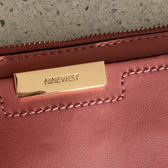 Women’s Nine West wristlet - Picture 3 of 10